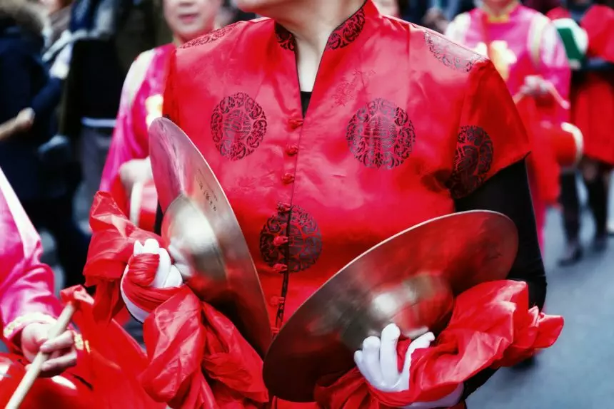 player of the dishes, traditional Chinese dress